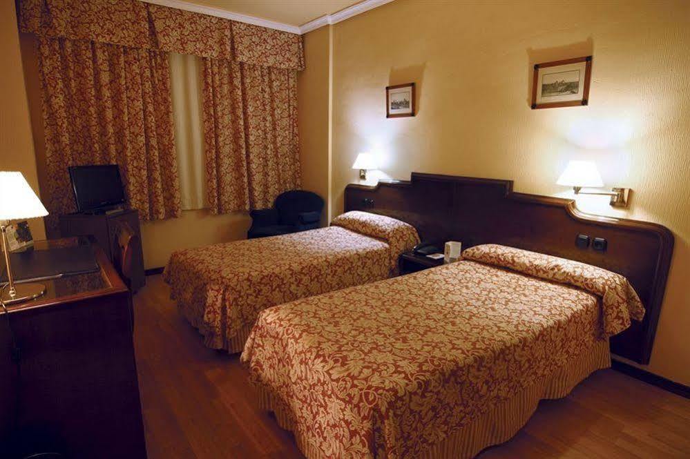 Hotel Alcántara Caces Kültér fotó